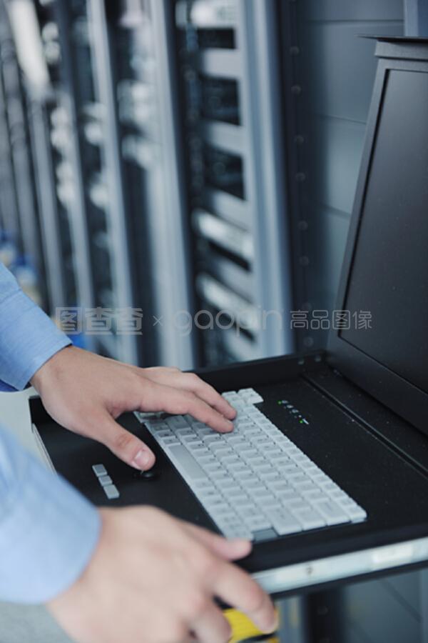 數(shù)據(jù)中心里的青春守護者 記年輕IT工程師的技術服務使命